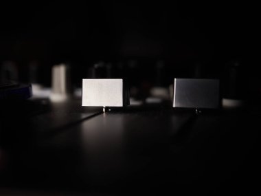 Bir gece kulübü partisinde DJ Midi kontrolörü, bir sürü düğme ve düğme. Parti