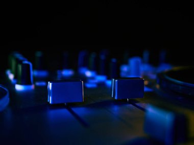 Bir gece kulübü partisinde DJ Midi kontrolörü, bir sürü düğme ve düğme. Parti
