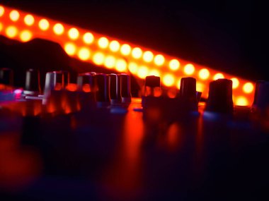 Bir gece kulübü partisinde DJ Midi kontrolörü, bir sürü düğme ve düğme. Parti