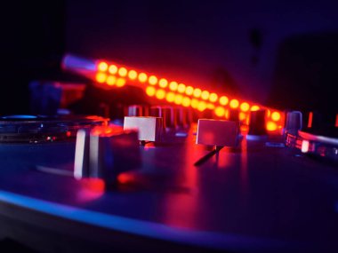 Bir gece kulübü partisinde DJ Midi kontrolörü, bir sürü düğme ve düğme. Parti