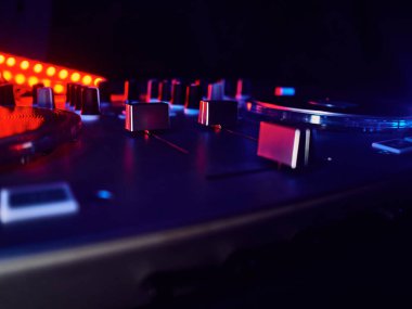 Bir gece kulübü partisinde DJ Midi kontrolörü, bir sürü düğme ve düğme. Parti
