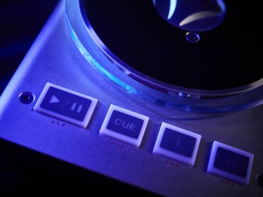 Bir gece kulübü partisinde DJ Midi kontrolörü, bir sürü düğme ve düğme. Parti