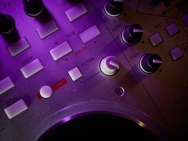 Bir gece kulübü partisinde DJ Midi kontrolörü, bir sürü düğme ve düğme. Parti