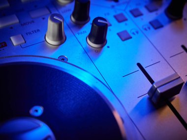 Bir gece kulübü partisinde DJ Midi kontrolörü, bir sürü düğme ve düğme. Parti