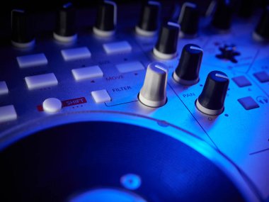 Bir gece kulübü partisinde DJ Midi kontrolörü, bir sürü düğme ve düğme. Parti