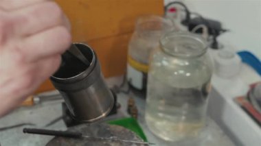 Mücevher atölyesi, bir usta bir parça altın yapar. Yapı çalışması