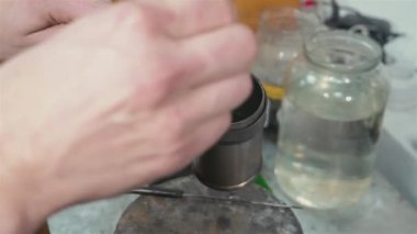 Mücevher atölyesi, bir usta bir parça altın yapar. Yapı çalışması