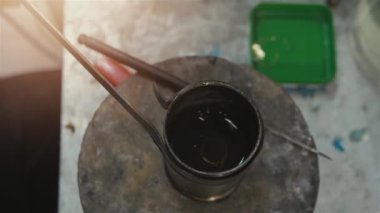 Mücevher atölyesi, bir usta bir parça altın yapar. Yapı çalışması