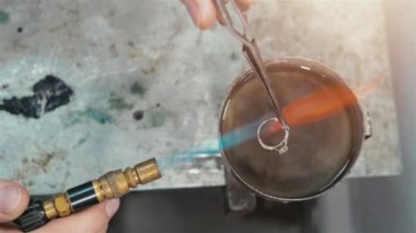 Mücevher atölyesi, bir usta bir parça altın yapar. Yapı çalışması