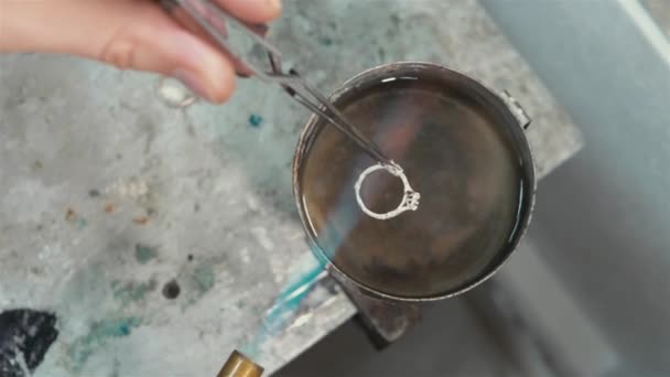 Workshop Perhiasan Master Membuat Sepotong Emas Kerajinan Bekerja — Stok Video