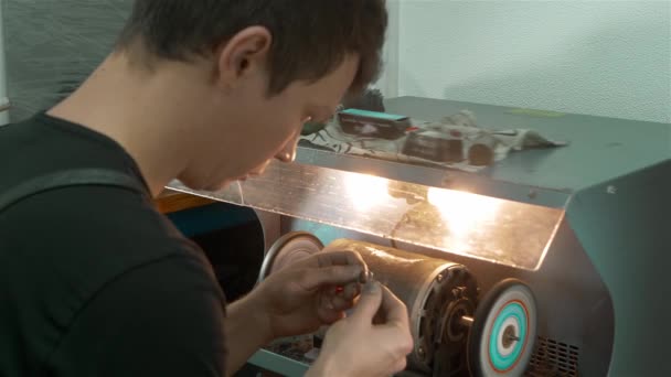 Warsztat Biżuterią Mistrz Robi Kawałek Złota Roboty Rzemieślnicze — Wideo stockowe