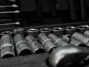 Bir araba atölyesinde bir takım alet ve anahtarlar