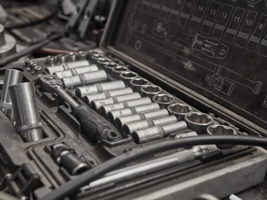 Bir araba atölyesinde bir takım alet ve anahtarlar