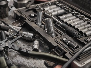 Bir araba atölyesinde bir takım alet ve anahtarlar