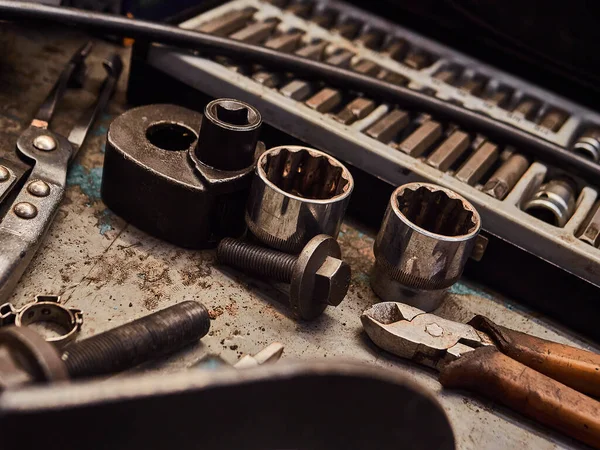Bir araba atölyesinde bir takım alet ve anahtarlar