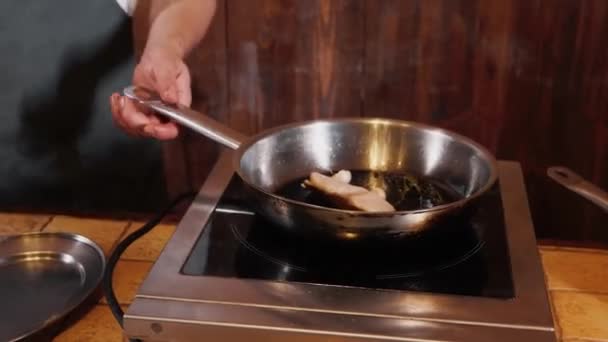 Σεφ Στο Ρυάκι Ετοιμάζει Ένα Πιάτο Τηγανητά Ψάρια Μπρόκολο Και — Αρχείο Βίντεο