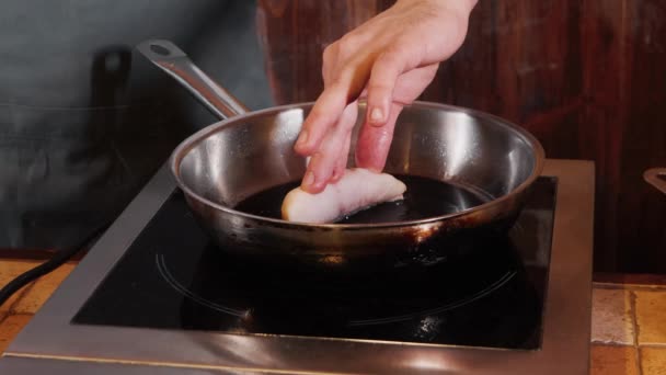 Szef Kuchni Strumieniu Przygotowuje Potrawę Smażonej Ryby Brokułami Sosem — Wideo stockowe