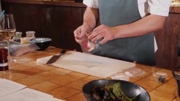 Kocken Bäcken Tillagar Rätt Stekt Fisk Med Broccoli Och Sås — Stockvideo