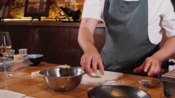 Der Koch Bach Bereitet Ein Gericht Aus Gebratenem Fisch Mit — Stockvideo