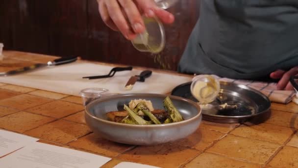 Chef Córrego Prepara Prato Peixe Frito Com Brócolis Molho — Vídeo de Stock