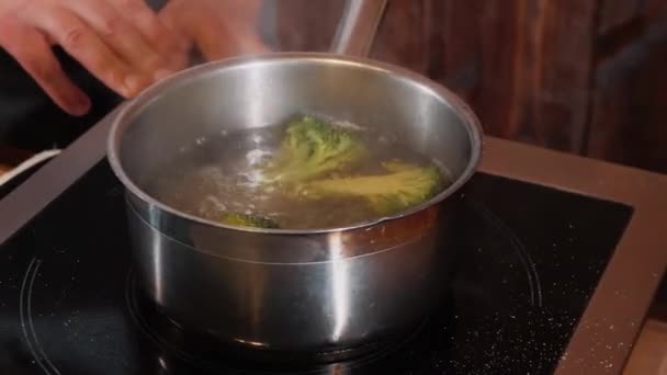 Kok Beek Bereidt Een Gerecht Van Gebakken Vis Met Broccoli — Stockvideo