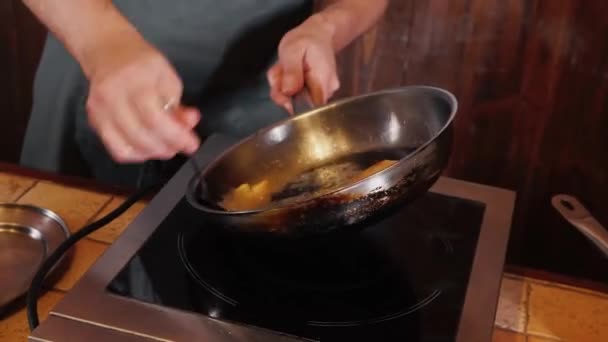 Chef Córrego Prepara Prato Peixe Frito Com Brócolis Molho — Vídeo de Stock