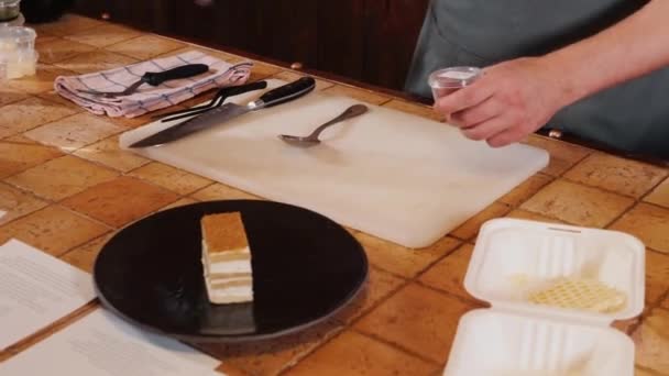 Chef Stream Prepares Desserts Topping1 — Stock Video
