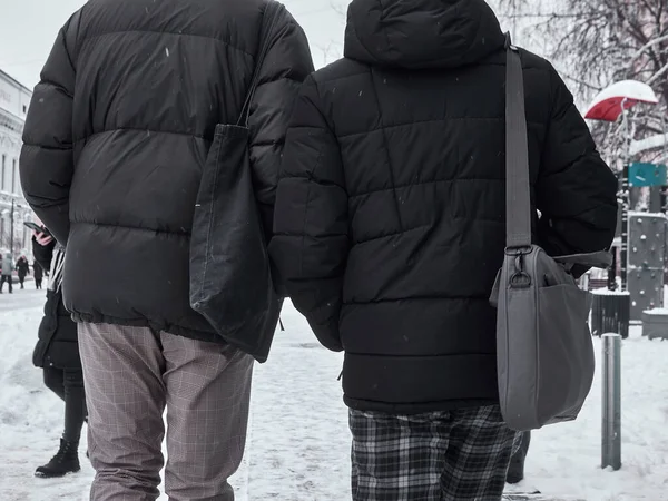 Dois Amigos Estão Descer Vista Rua Pelas Traseiras Hora Inverno — Fotografia de Stock