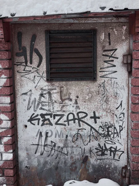 Rostige Tür Mit Gittern Mit Graffiti Bemalt — Stockfoto