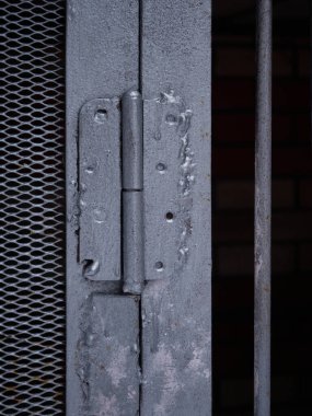 Çeşitli elementlere sahip gri metal ızgara dokusu