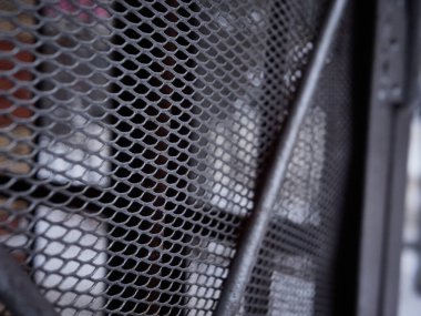 Çeşitli elementlere sahip gri metal ızgara dokusu