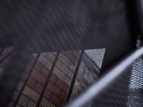 Çeşitli elementlere sahip gri metal ızgara dokusu