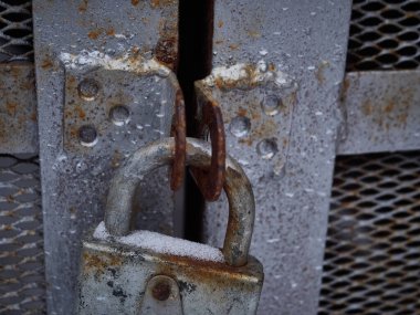 Çeşitli elementlere sahip gri metal ızgara dokusu