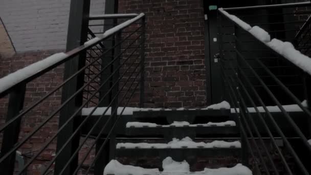大楼后面通往后门的铁梯 — 图库视频影像
