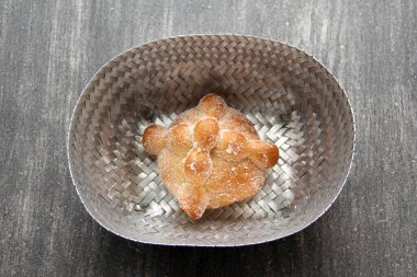 Lezzetli, taze, şekerli ve taze Meksika usulü Meksika ölü ekmeği Sadık Ölüler ve Azizler Günü için yapılmıştır. Meksika 'da Kasım ayında el yapımı bir sepetle kutlanır.