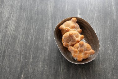 Lezzetli, taze, şekerli ve taze Meksika usulü Meksika ölü ekmeği Sadık Ölüler ve Azizler Günü için yapılmıştır. Meksika 'da Kasım ayında el yapımı bir sepetle kutlanır.