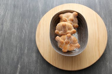 Lezzetli, taze, şekerli ve taze Meksika usulü Meksika ölü ekmeği Sadık Ölüler ve Azizler Günü için yapılmıştır. Meksika 'da Kasım ayında el yapımı bir sepetle kutlanır.