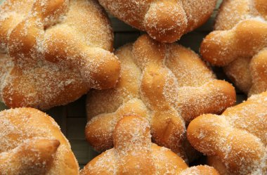 Lezzetli, taze, şekerli ve taze Meksika usulü Meksika ölü ekmeği Sadık Ölüler ve Azizler Günü için yapılmıştır. Meksika 'da Kasım ayında el yapımı bir sepetle kutlanır.