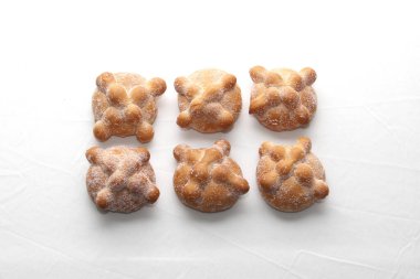 Lezzetli, taze, şekerli ve taze yapılmış Meksika ölü ekmeği Sadık Ölüler Günü ve Meksika 'da Kasım ayında kutlanan All Saints için yapılmıştır.