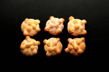 Lezzetli, taze, şekerli ve taze yapılmış Meksika ölü ekmeği Sadık Ölüler Günü ve Meksika 'da Kasım ayında kutlanan All Saints için yapılmıştır.