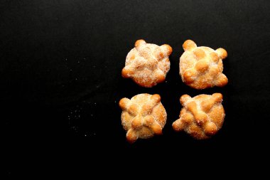 Lezzetli, taze, şekerli ve taze yapılmış Meksika ölü ekmeği Sadık Ölüler Günü ve Meksika 'da Kasım ayında kutlanan All Saints için yapılmıştır.