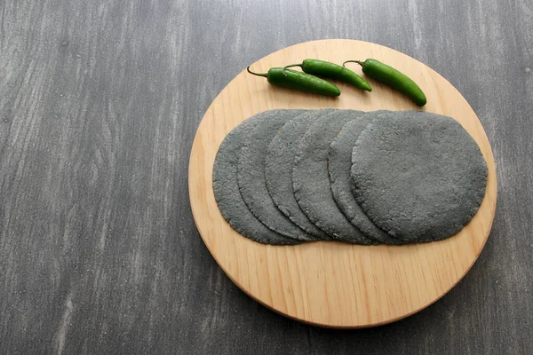 Frische Köstliche Frisch Zubereitete Tortillas Mit Blauer Kruste Korb Schneidebrett — Stockfoto