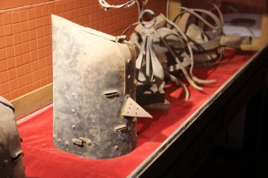 Ortaçağ metal maskeler ve kemerler ceza ve işkence olarak kullanılan tarihi nesneler