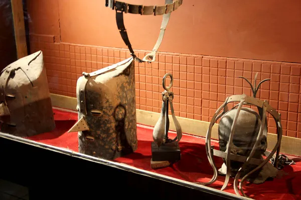 Средневековые Металлические Маски Пояса Исторические Предметы Используемые Качестве Наказания Пыток — стоковое фото