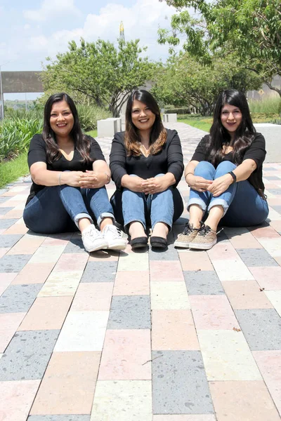 Drie Latijnse Volwassen Zussen Als Een Liefdevolle Familie Gelukkig Gekleed — Stockfoto