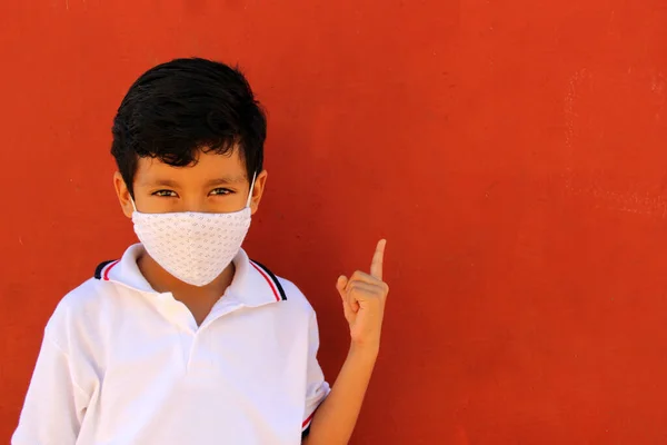 Щасливий Задумливий Латиноамериканець Річний Хлопчик Білій Шкільній Сорочці Масці Захисту — стокове фото