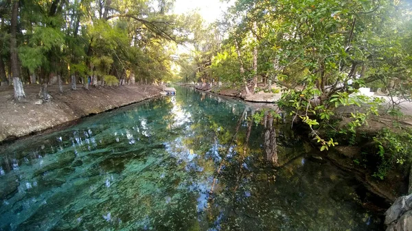 Água Cristalina Azul Verde Cercada Por Árvores Lagoa Media Luna — Fotografia de Stock