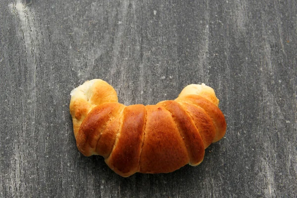Läckra Färska Fluffiga Nybakade Söta Croissant Bröd Redo För Frukost — Stockfoto