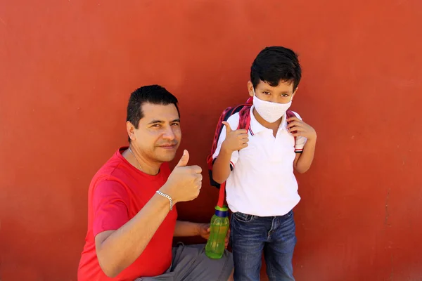 Latino Tata Syn Przygotować Maski Twarzy Plecak Powrót Szkoły Nowej — Zdjęcie stockowe