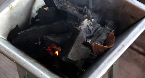 Des Morceaux Charbon Bois Sur Poêle Griller Commencent Allumer Feu — Photo